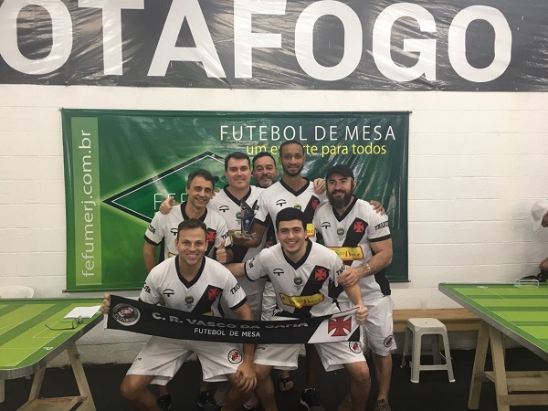Em pé: Rodolfo, Victor, Bad, Felipe e Ednilson. Agachados: Igor e Nando. Em pé: Rodolfo, Victor, Bad, Felipe e Ednilson. Agachados: Igor e Nando.