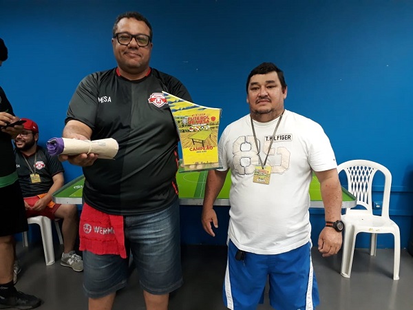 Campeão Alex Jota ao lado do organizador do torneio Winnetou Almeida, ambos da equipes Wermes