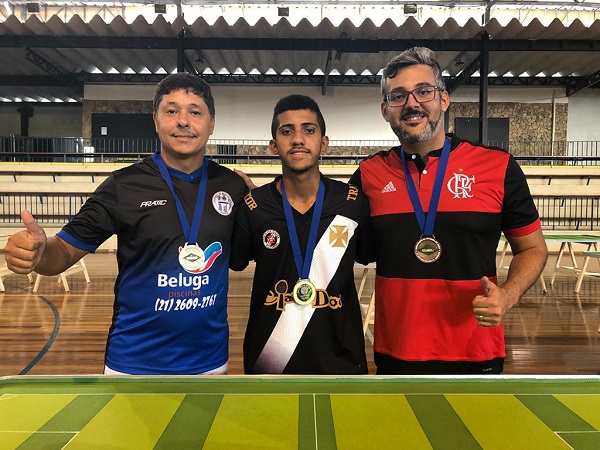 Pódio Adulto Prata - 2º André Luiz (FMN), 1º João Bosco Lucas (CRVG) e 3º Raul Neto (CRF) Pódio Adulto Prata - 2º André Luiz (FMN), 1º João Bosco Lucas (CRVG) e 3º Raul Neto (CRF)
