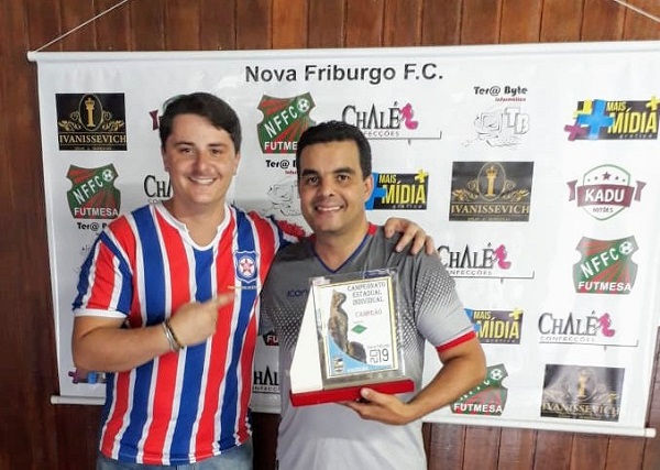 Clóvis Couto recebe o troféu de Campeão Estadual 2019 Clóvis Couto recebe o troféu de Campeão Estadual 2019