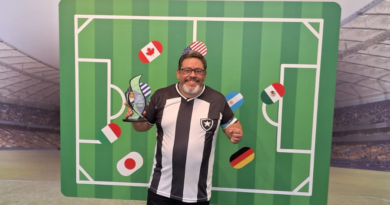 ANDRÉ LEAL (BOTAFOGO) VENCE TORNEIO AMISTOSO DE DADINHO RETRÔ ALUSIVO AO MUNDIAL ANDRÉ LEAL (BOTAFOGO) VENCE TORNEIO AMISTOSO DE DADINHO RETRÔ ALUSIVO AO MUNDIAL